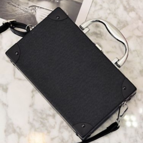 🌸 RADIO PURSE TOTE CLUTCH MUSIC FESTIVAL ROCKER BLACK PURSE HAARD BOX BEAT DJ - Picture 5 of 7